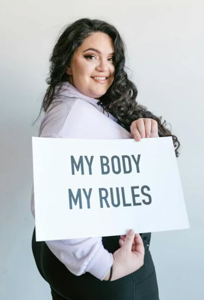 Woamn who has overcome binge eating disorder through therapy
